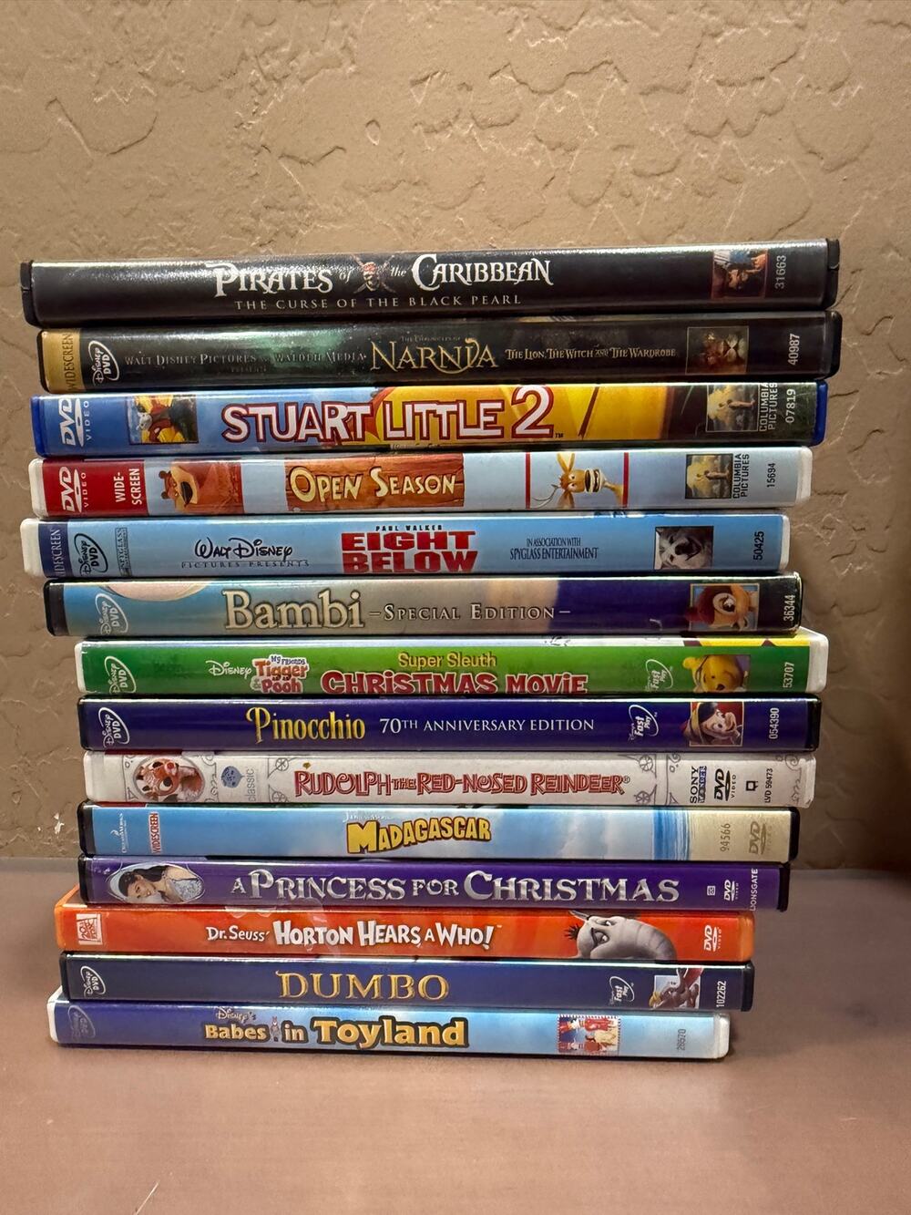 DVD Bundle Youth Kids Disney Dumbo Bambi Narnja Eight below Christmas Pinocchio